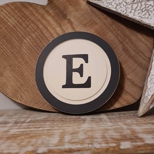 Signo de letra E redonda de 15 cm, monograma, inicial, arte de pared, decoración del hogar, letras rústicas, todas las letras disponibles, ligera angustia, estilo de máquina de escribir