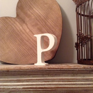 Letra de madeira 'P' - 15cm - Fonte Georgiana - vários acabamentos, em pé