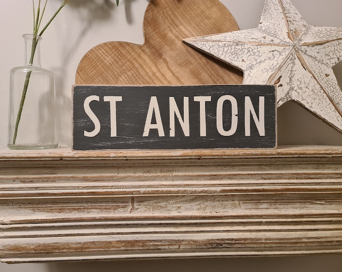 Personalized Sign, St Anton, Ski Resort Name Gift, Traveller Wooden Sign Boards for Home Decor, Housewarming and Wedding Present Idea, 31cm