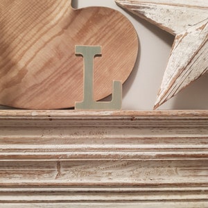 Letra de madera pintada - L - Rockwell Font - Varios acabados y colores, de pie, 20cm
