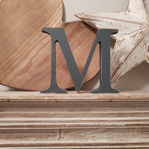 Letra de madera 'M' - 20cm x 18mm - Fuente georgiana - varios acabados, de pie