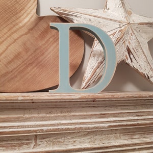 Letra de madera 'D' - 10cm x 18mm - Fuente georgiana - varios acabados, de pie