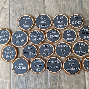 Ficha de regalo positiva, rebanada de tronco, rebanada de madera, letrero, imán, adorno, positividad, afirmación, sentirse bien, positividad