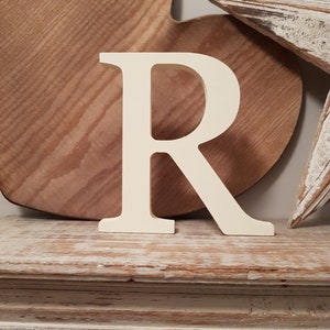 Letra de madera 'R' - 25cm x 18mm - Fuente georgiana - varios acabados, de pie