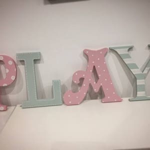 Letras de madeira PLAY, decoração de sala de jogos, quarto infantil, berçário - letras de parede - várias cores e acabamentos