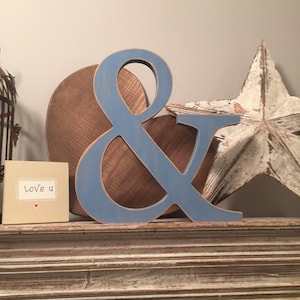 Letra Ampersand de madera pintada - Georgia Font - Varios acabados y colores, de pie, 15cm