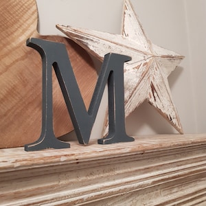 Letras de madera pintadas 'M' - 30cm x 18mm - Fuente georgiana - varios acabados, de pie, Letras decorativas