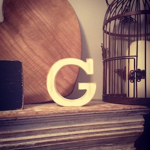Letra de madera G – Letra de nombre personalizada – Ideas de decoración para guardería – Decoración de habitación rústica – Estilo Rockwell – Letrero decorativo de madera - 15 cm
