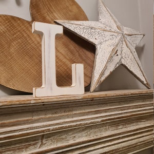 Letra L de madera pintada a mano - Independiente - Rockwell Font - Varios tamaños, acabados y colores - 30cm