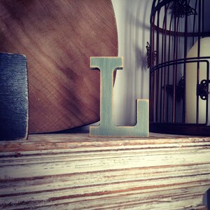 Letra de madera 'L' - 20cm- Rockwell Font - varios acabados, de pie