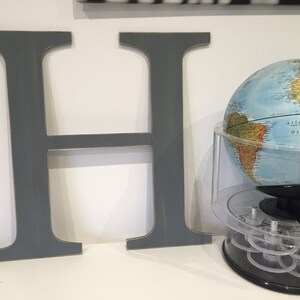 Lettres « H » en bois peint - 25 cm x 18 mm - police de caractères géorgienne - différentes finitions, lettres décoratives debout
