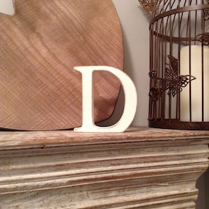 Letra D de madera - Independiente - Fuente Georgia - 20 cm