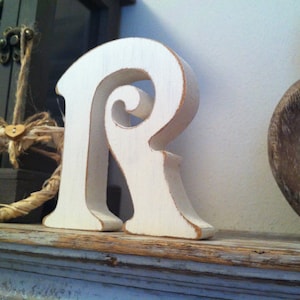 Letra 'R' de madera - 30cm - Fuente victoriana - varios acabados, de pie