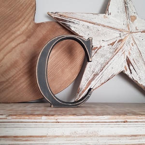 Lettre « C » en bois - 25 cm x 18 mm - police de caractères géorgienne - différentes finitions, debout