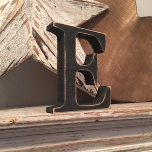 Lettres « E » en bois peint - 25 cm x 18 mm - police de caractères géorgienne - différentes finitions, lettres décoratives debout
