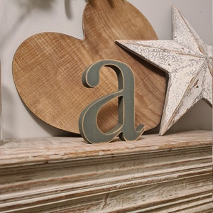 Letra de madera pintada - a - Times Font - varios acabados, de pie - precio por letra, minúscula