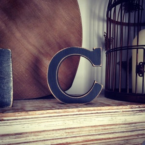 Letra 'C' de madera - 20cm- Rockwell Font - varios acabados, de pie