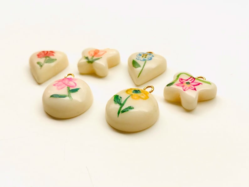 6 Vintage 70s Handpainted Plastic Floral Charms Heart Etsy