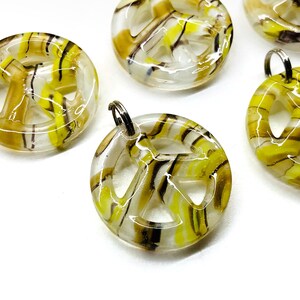 Colgante de vidrio con símbolo de la paz pequeño de 1" con dije de collar de la paz de color amarillo y negro