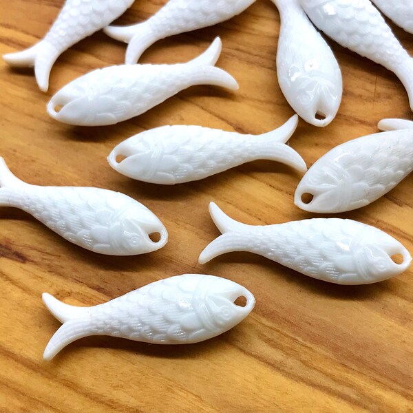 10 Vintage Carved Plastic White Asian 3D Fish Pendant Charms