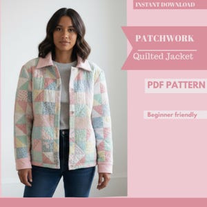Puede incluir: Chaqueta acolchada de patchwork en colores pastel, con cierre de botones y cuello y puños rosa claro. La chaqueta está hecha de cuadrados y triángulos de varios colores. El texto en la imagen dice "Patchwork Quilted Jacket" y "PDF Pattern".