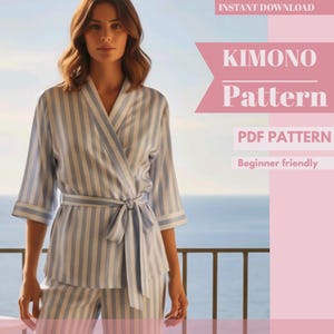 Könnte beinhalten: Ein hellblau-weiß gestreifter Kimono-Bademantel und eine passende Hose. Der Bademantel hat ein Wickeldesign mit einem Bindegürtel. Das Bild enthält auch den Text "KIMONO Pattern" und "PDF PATTERN".