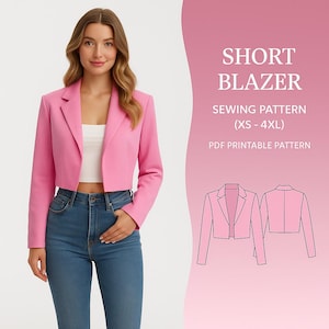 Pode incluir: Uma mulher usando um blazer curto rosa brilhante, top branco e jeans azuis. A imagem inclui o texto "SHORT BLAZER SEWING PATTERN (XS - 4XL) PDF PRINTABLE PATTERN" e um padrão de blazer.
