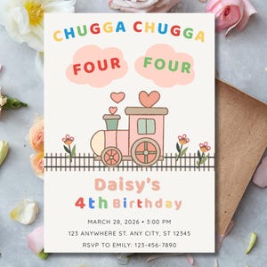 Puede incluir: Una invitación de cumpleaños en colores pastel con una ilustración de tren. El texto dice "CHUGGA CHUGGA FOUR FOUR" encima del tren. Debajo, dice "4º Cumpleaños de Daisy" con fecha, hora e información de RSVP.