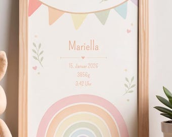 以下が含まれることがあります： パステルカラーの虹、旗のガーランド、名前「Mariella」、日付「15. Januar 2026」、体重「3856g」、時刻「3:42 Uhr」が印刷された額入りの誕生記念ポスター。ベージュのウサギのぬいぐるみと、白い鉢に入った緑色の多肉植物が隣に置かれています。