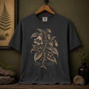 Dödlig nattskugga botanisk t-shirt | Atropa belladonna Naturhistoriska komfortfärger 1717