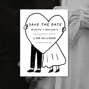 Puede incluir: Tarjeta de invitación de boda en blanco y negro con un diseño de corazón sostenido por dos figuras. La tarjeta incluye el texto "SAVE THE DATE", los nombres "Estelle + Benjamin", detalles de la boda y "Invitation to follow".