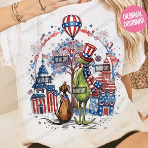 Pode incluir: Camiseta branca com uma ilustração fantasiosa com elementos patrióticos. Inclui um personagem verde com chapéu e cachecol, um cão marrom e edifícios estilizados com bandeiras americanas. Um balão de ar quente vermelho, branco e azul flutua acima.