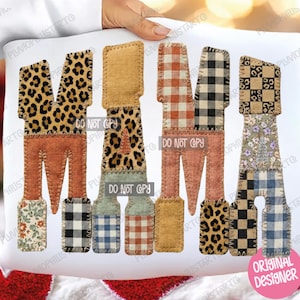 Op de afbeelding: Een wit kussen met het woord "MAMA" in patchwork letters. Elke letter heeft een ander patroon, waaronder luipaardprint, ruitjes en bloemenmotieven. Het kussen wordt door een persoon vastgehouden.