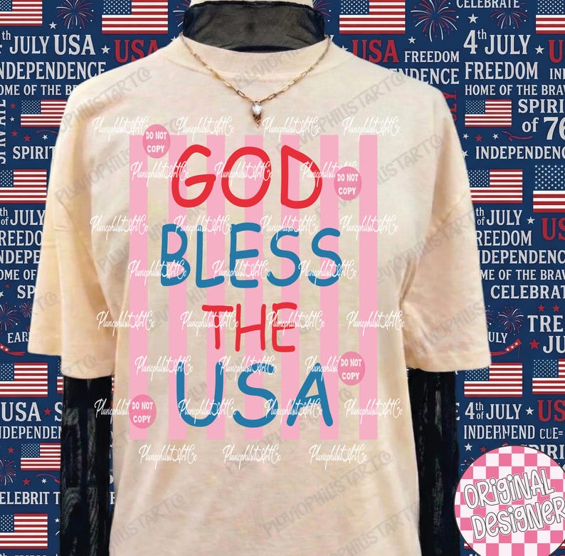 Puede incluir: Camiseta color crema con el texto "GOD BLESS THE USA" en rojo y azul, con rayas rosas y azules. La camiseta tiene un dise&ntilde;o patri&oacute;tico, ideal para celebrar el D&iacute;a de la Independencia.
