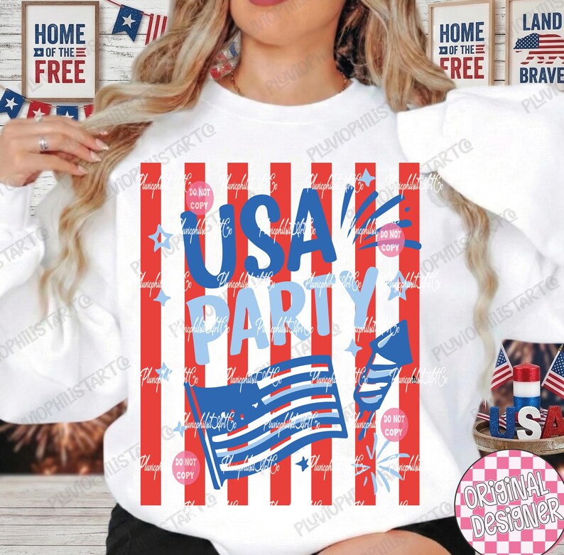 Puede incluir: Sudadera blanca con un dise&ntilde;o de rayas rojas y blancas. El gr&aacute;fico presenta las palabras "USA PARTY" en azul, junto con una bandera estadounidense azul y blanca y fuegos artificiales. El dise&ntilde;o es patri&oacute;tico y festivo.