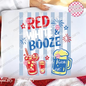 Puede incluir: Coj&iacute;n blanco con un dise&ntilde;o patri&oacute;tico con las palabras "RED WHITE & BOOZE" en rojo y azul. El dise&ntilde;o incluye ilustraciones de c&oacute;cteles, cerveza y fuegos artificiales, perfecto para una celebraci&oacute;n.