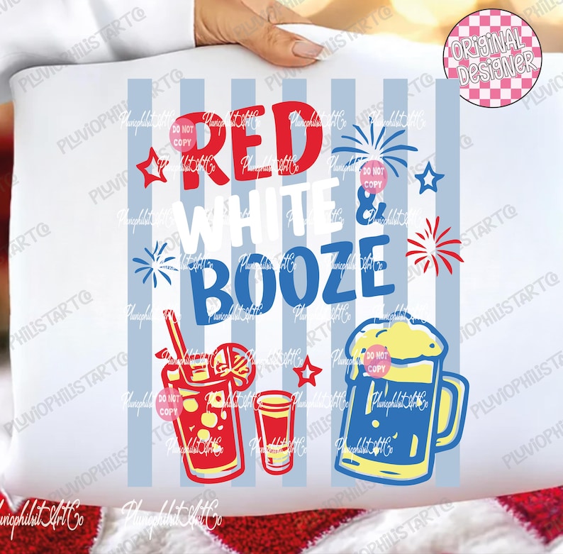 Puede incluir: Coj&iacute;n blanco con un dise&ntilde;o patri&oacute;tico con las palabras "RED WHITE & BOOZE" en rojo y azul. El dise&ntilde;o incluye ilustraciones de c&oacute;cteles, cerveza y fuegos artificiales, perfecto para una celebraci&oacute;n.