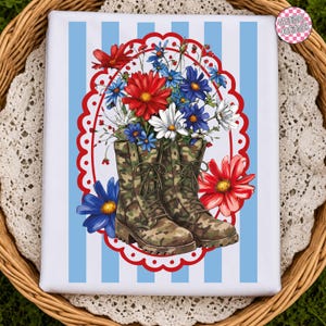 Op de afbeelding: Een canvas print met een paar camouflage gevechtslaarzen gevuld met rode, witte en blauwe bloemen. De laarzen staan tegen een achtergrond van blauwe en witte strepen, omlijst door een rode geschulpte rand.