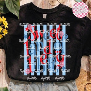 Puede incluir: Camiseta negra con un dise&ntilde;o patri&oacute;tico. La camiseta presenta las palabras "Sweet Land of Liberty" en rojo y azul, con rayas azules y blancas. Un peque&ntilde;o logotipo de "Original Designer" est&aacute; en la esquina superior derecha.