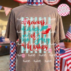 Puede incluir: Una camiseta marr&oacute;n con las palabras "Firework Kisses of July Wishes" en escritura roja y turquesa. El dise&ntilde;o incluye acentos rojos y turquesa y rayas verticales. La camiseta tiene mangas largas con un patr&oacute;n rojo, blanco y azul.