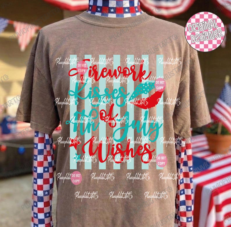 Puede incluir: Una camiseta marr&oacute;n con las palabras "Firework Kisses of July Wishes" en escritura roja y turquesa. El dise&ntilde;o incluye acentos rojos y turquesa y rayas verticales. La camiseta tiene mangas largas con un patr&oacute;n rojo, blanco y azul.
