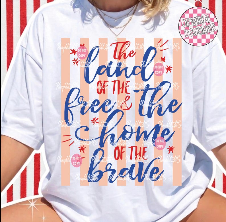 Puede incluir: Camiseta blanca con un dise&ntilde;o patri&oacute;tico. La camiseta presenta el texto "The land of the free & the home of the brave" en azul y rojo, con rayas verticales melocot&oacute;n y blancas.