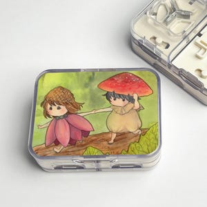 Può includere: Una custodia di plastica trasparente con un'illustrazione stravagante di due personaggi dei cartoni animati. Uno indossa un vestito a forma di fiore, l'altro porta un fungo rosso. L'opera d'arte è ambientata su uno sfondo verde e marrone.