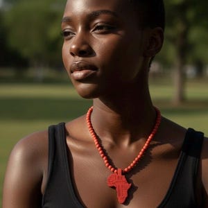 Afrika Kette aus Holz – Roter Perlen-Anhänger mit Afrika Karte – Afrikanischer Schmuck – Unisex Geschenk
