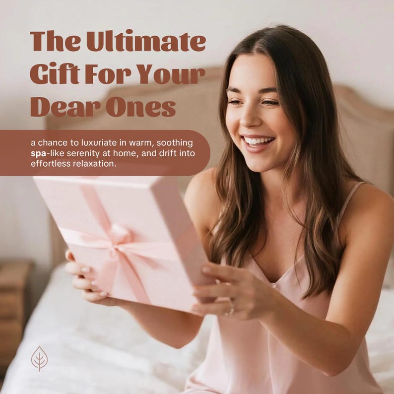 Puede incluir: Una mujer sonr&iacute;e mientras sostiene una caja de regalo rosa claro atada con una cinta a juego. El texto dice "The Ultimate Gift For Your Dear Ones" y "a chance to luxuriate in warm, soothing spa-like serenity at home, and drift into effortless relaxation."