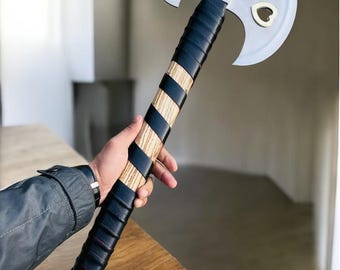 Réplica decorativa artesanal de hacha de montañero / Diseño inspirado en ceremonias japonesas del siglo XIV con recortes de corazones