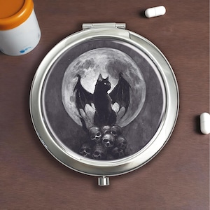 Pastillero plateado con diseño de gato vampiro bajo la luz de la luna - Almacenamiento de pastillas, vitaminas, dulces y joyas