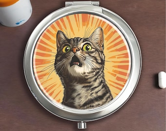 Boîte à pilules en argent Le chat effrayé - Avec miroir pour stocker des pilules, des vitamines et des bonbons