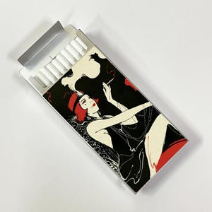 Può includere: Un portacigarette con un'illustrazione in stile flapper. L'opera presenta una donna in abito nero e copricapo rosso, che fuma. Il portacigarette è aperto, rivelando le sigarette. Lo sfondo è nero con accenti rossi.