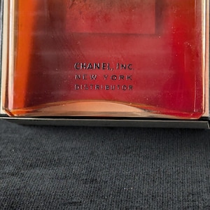 Pu&ograve; includere: Una tazza di ceramica bianca con manico nero e la scritta "But First, Coffee" in stile scritto a mano. La tazza &egrave; su una superficie bianca. La tazza &egrave; alta circa 10 cm.